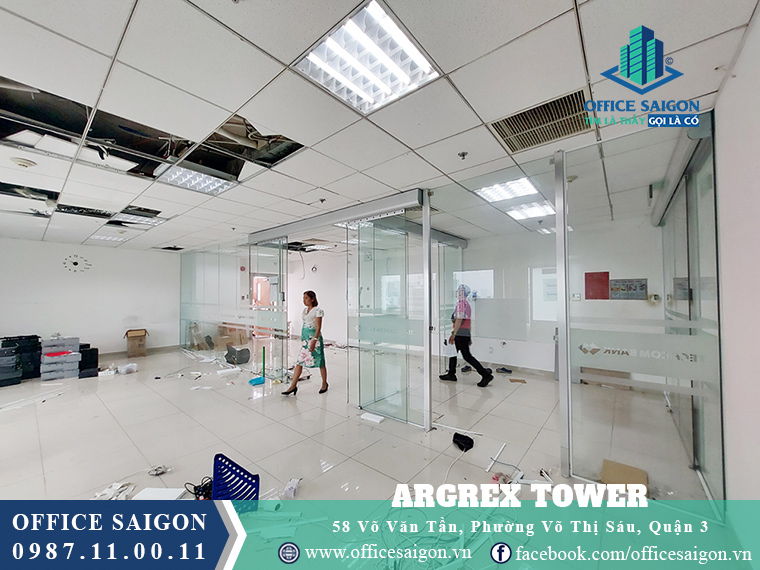 Khách xem mặt bằng 88m2 tại tầng 12 Agrex Tower Quận 3