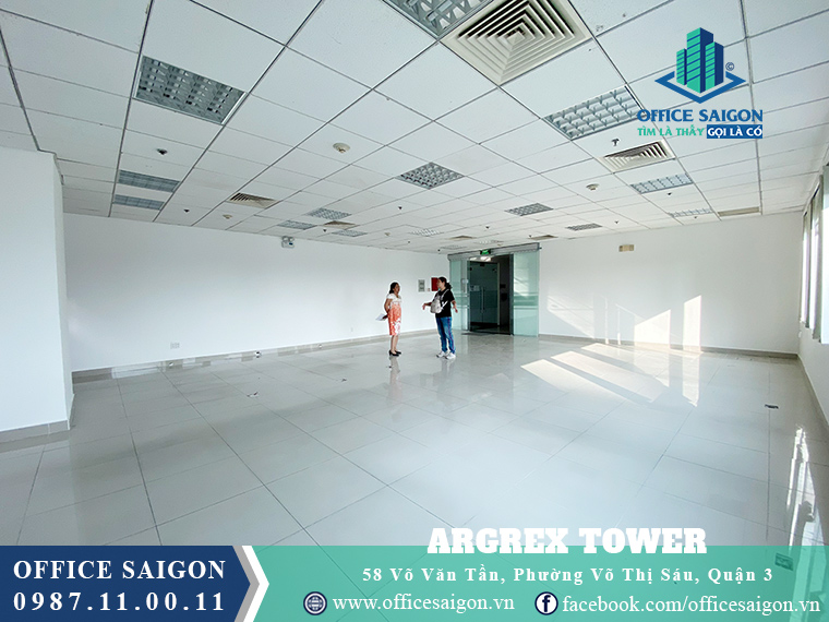 Quản lý văn phòng Agrex Tower hỗ trợ khách xem mặt bằng Quận 3