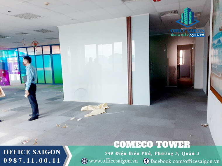 Khách xem mặt bằng trống tại tầng 5 văn phòng cho thuê Comeco Building Quận 3