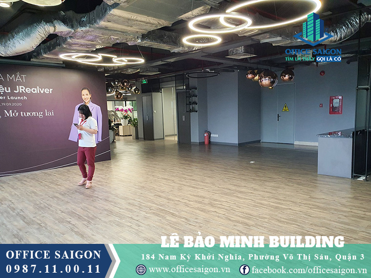 Khách xem mặt bằng 200m2 tại tầng 9 văn phòng cho thuê Lê Bảo Minh building quận 3
