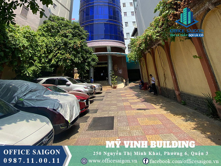 Bãi đậu xe trước văn phòng toà nhà cho thuê Mỹ Vinh Building