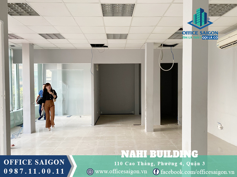 Khách xem mặt bằng 170m2 tại tầng 2 toà nhà văn phòng cho thuê Nahi quận 3