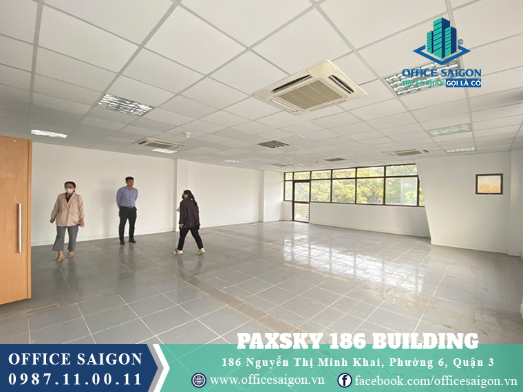 Khách xem mặt bằng 120m2 tại tầng 8 văn phòng cho thuê toà nhà Paxsky 186 quận 3