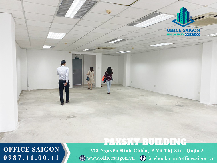 Khách xem sàn tầng trệt văn phòng cho thuê toà nhà Paxsky Quận 3
