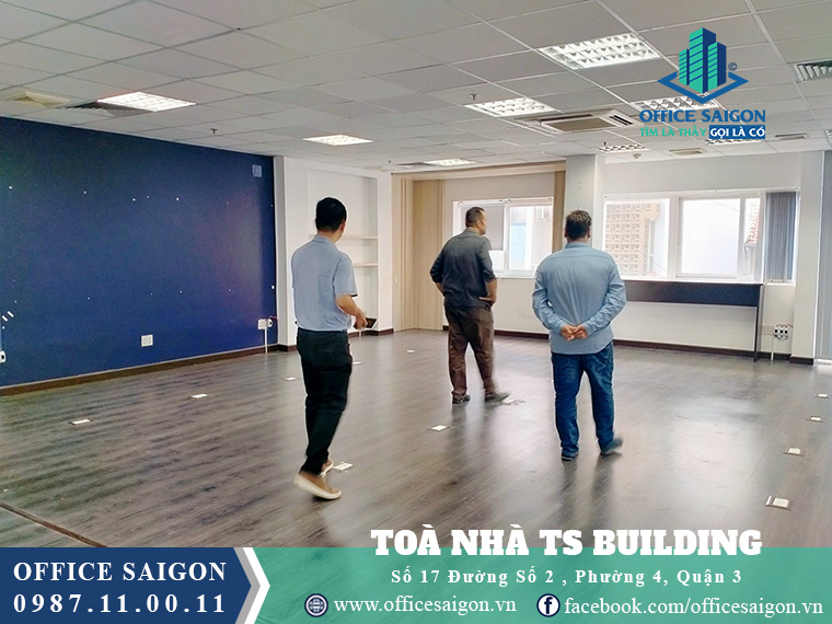 Khách xem mặt bằng 100m2 tại tầng 2 văn phòng cho thuê TS building quận 3