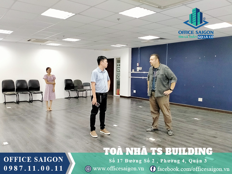 Khách xem mặt bằng thực tế tại văn phòng cho thuê TS building quận 3