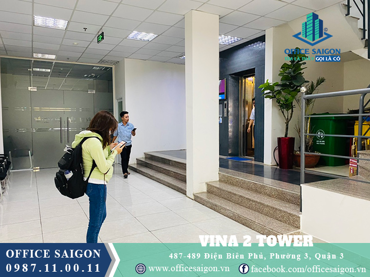 Khách xem mặt bằng 45m2 tại tòa nhà Vina2 Tower Quận 3