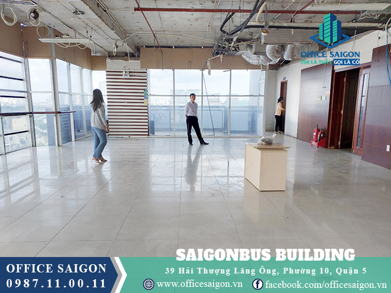 Khách xem mặt bằng 126m2 tại tầng 7 cho thuê văn phòng SaigonBus Quận 5