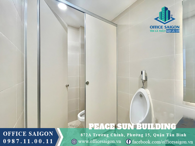 Toilet nam tại  văn phòng cho thuê Peace Sun quận Tân Bình