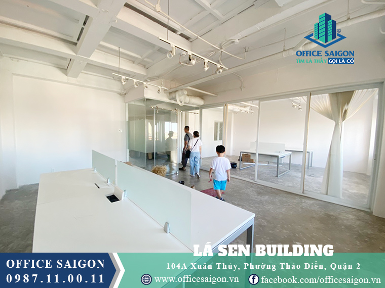 Khách xem mặt bằng tại tầng 5 tại văn phòng cho thuê toà nhà Lá Sen Building Quận 2