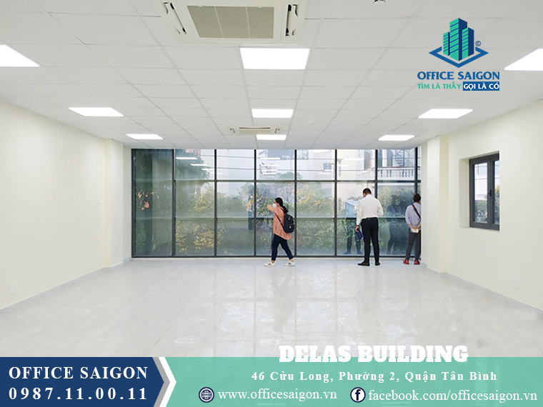 Khách xem mặt bằng thực tế toà nhà Delas Building Quận Tân Bình