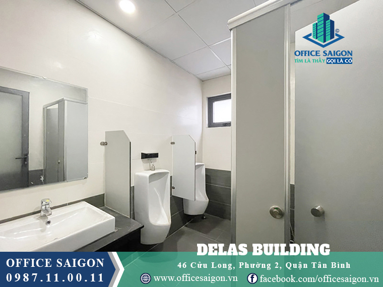 Toilet nam tại toà nhà Delas Building văn phòng cho thuê Quận Tân Bình