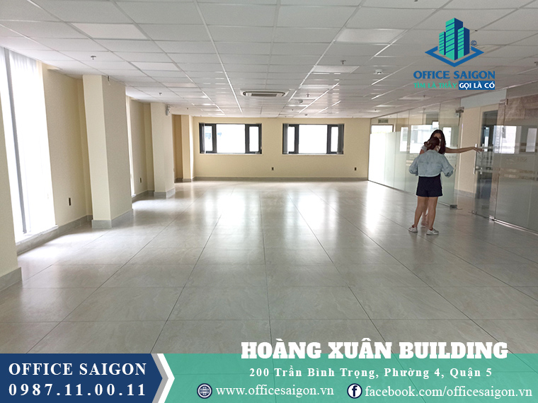 Khách xem diện tích trống tại tầng 3 toà nhà văn phòng cho thuê Hoàng Xuân Quận 5