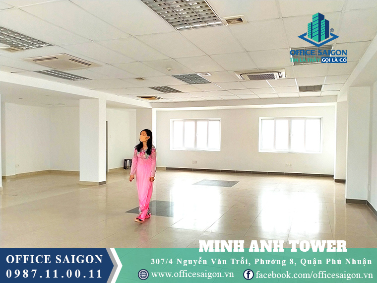 Khách xem mặt bằng thực tế tại văn phòng cho thuê Minh Anh Tower quận Phú Nhuận