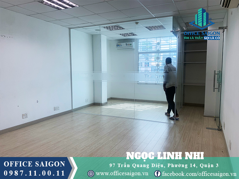 Khách xem sàn trống đang cho thuê tại toà nhà Ngọc Linh Nhi Quận 3