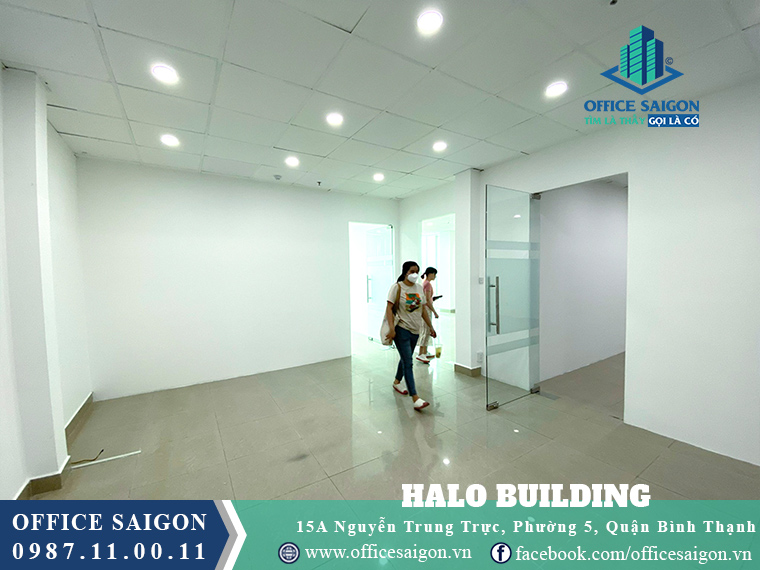 Khách xem mặt bằng thực tế tại văn phòng cho thuê Halo NTT building quận Bình Thạnh