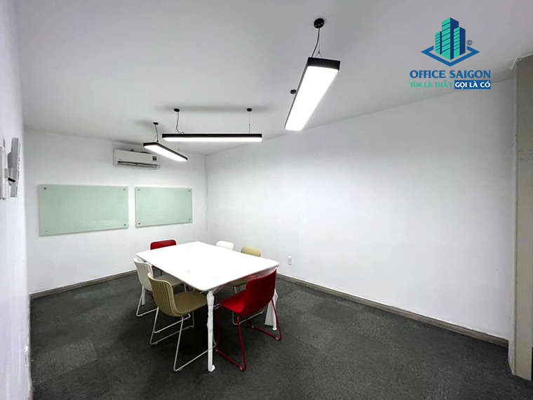 Phòng họp nhỏ tại MicroSpace chuyên nghiệp với đầy đủ thiết bị hiện đại.