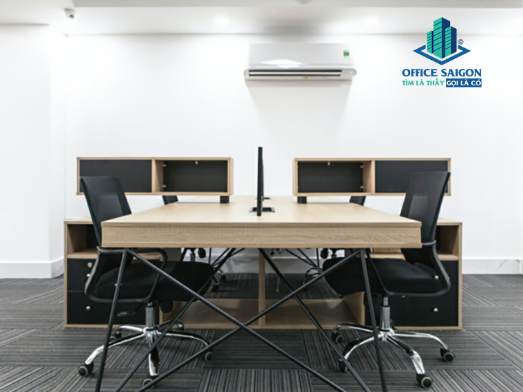 Bàn làm việc đầy đủ thiết bị nội thất tại A Space Trần Não