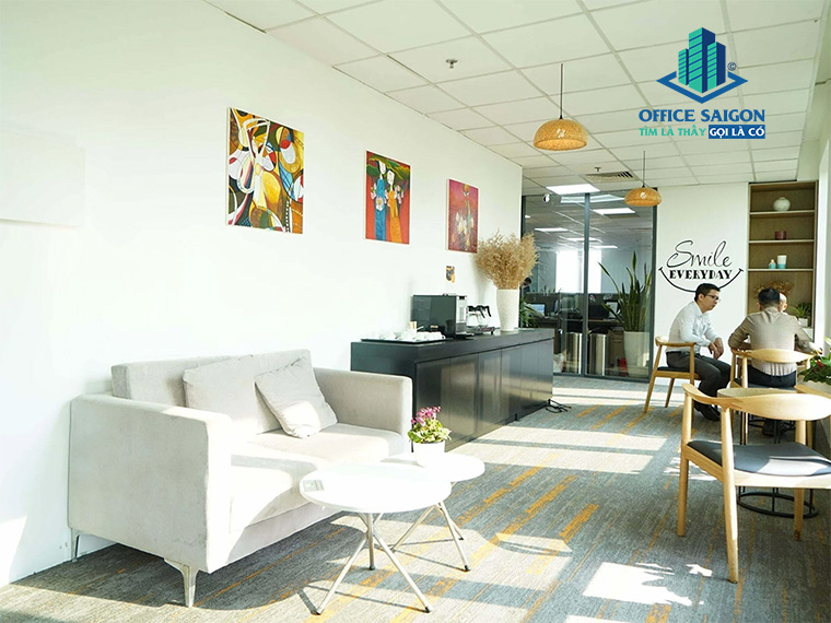 Khu vực tiếp khách tại văn phòng trọn gói An Phú Plaza được thiết kế đơn giản, tinh tế