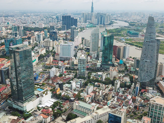 Giá thuê văn phòng tại TP.HCM - So sánh giá cả và dịch vụ 2025