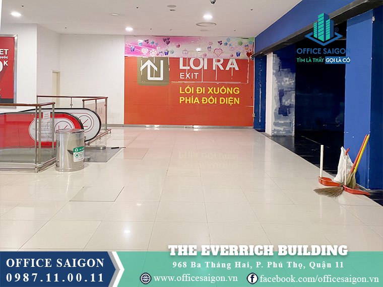 Sảnh thang cuốn văn phòng cho thuê The Everrich Building