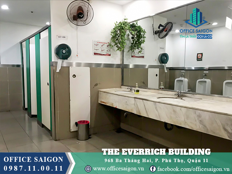 Toilet tại văn phòng cho thuê The Everrich Building