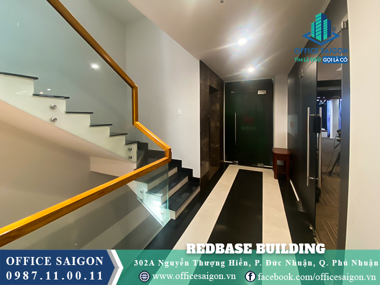 Sảnh thang máy Redbase Building
