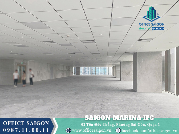 Nhân viên Office Saigon hỗ trợ khách hàng xem văn phòng tại toà nhà Saigon Marina