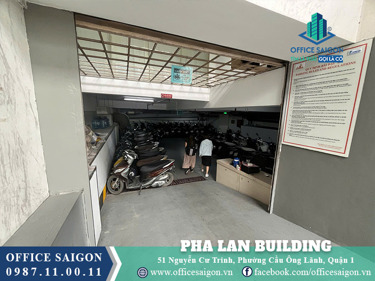 Lối vào hầm toà nhà Pha Lan Building