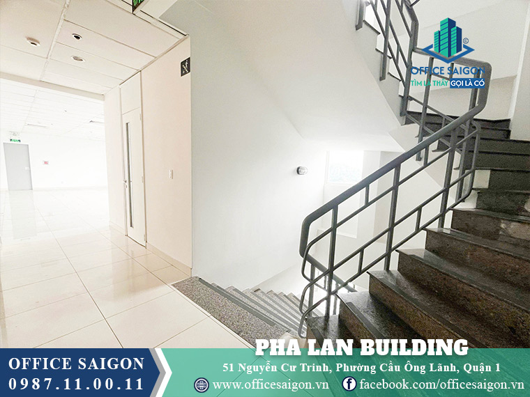 Thang bộ toà nhà Pha Lan Building