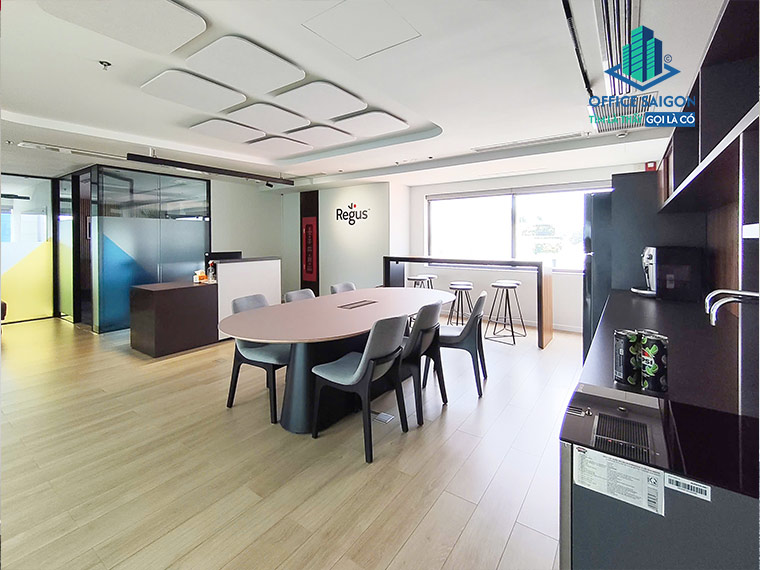 Không gian họp kết hợp pantry với bàn dài và khu vực pha chế phía sau