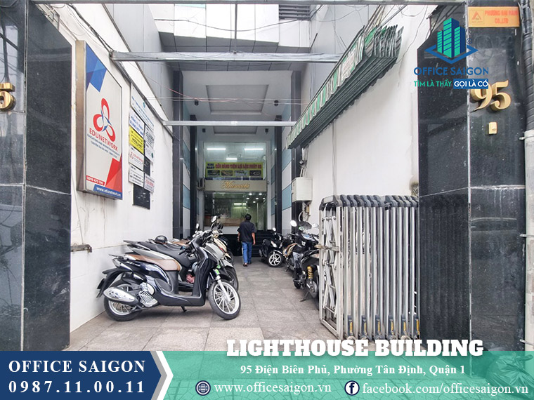 Lối vào sảnh chính