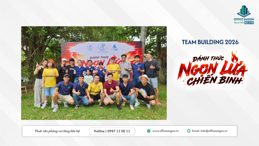 Tập thể OFFICE SAIGON rạng rỡ check-in cùng Banner chương trình tại Bình Quới