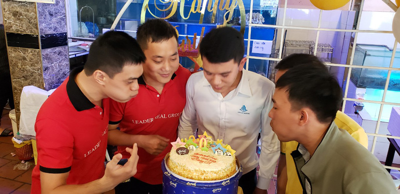Hoat dong mung sinh nhat nhan vien la hoat dong dinh ky moi thang cua Leaderreal Group