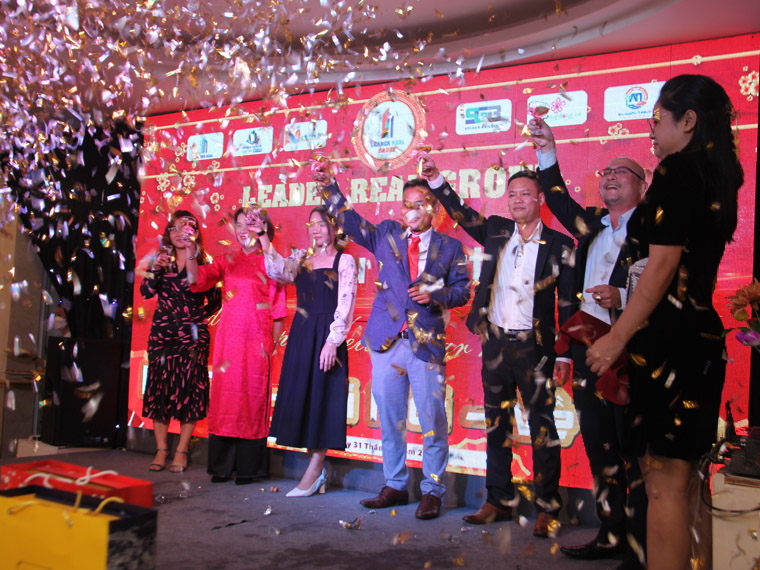 khai tiệc
