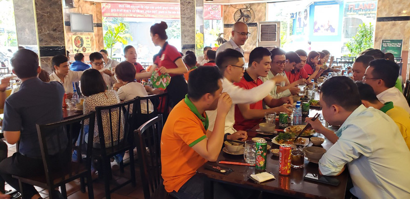Hoat dong mung sinh nhat nhan vien la hoat dong dinh ky moi thang cua Leaderreal Group