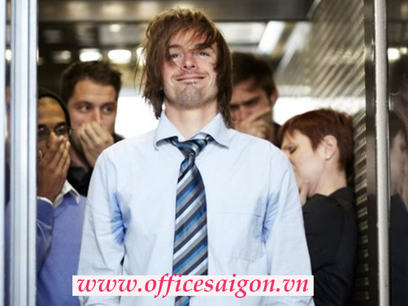 Mùi cơ thể gây khó chịu trong văn phòng