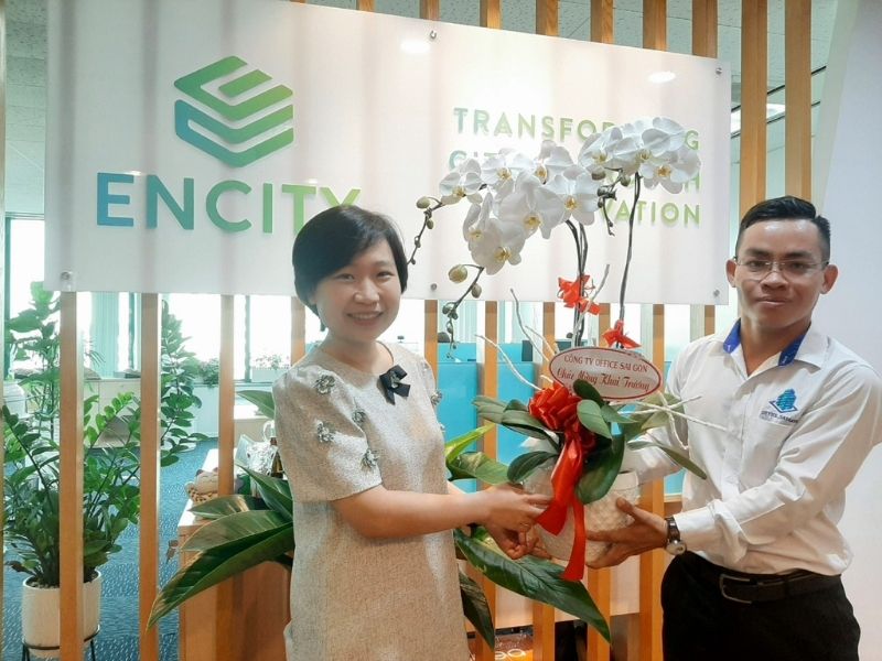 Office Saigon chúc mừng khai trương công ty khách hàng.
