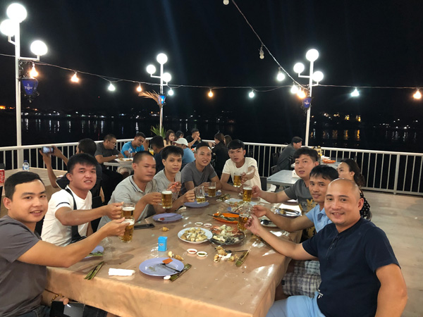 Phan thuong cho nhan vien xuat sac nam 2018 cua Office Saigon
