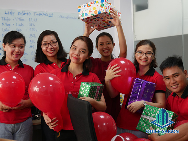 Hoat dong trang tri Giang sinh 2019 cua Office Saigon - Leader Real Group