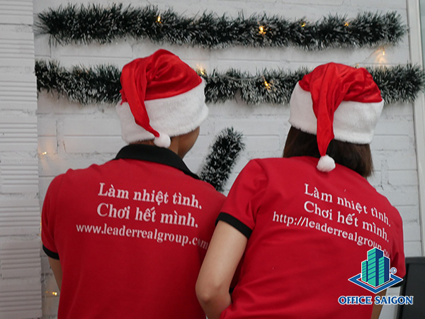 Hoat dong trang tri Giang sinh 2019 cua Office Saigon - Leader Real Group