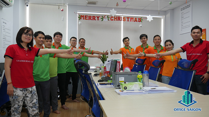 Hoat dong trang tri Giang sinh 2019 cua Office Saigon - Leader Real Group