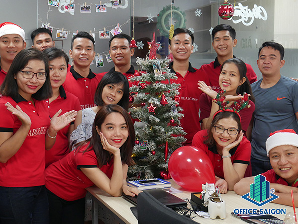 Hoat dong trang tri Giang sinh 2019 cua Office Saigon - Leader Real Group