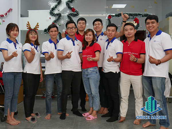Hoat dong trang tri Giang sinh 2019 cua Office Saigon - Leader Real Group