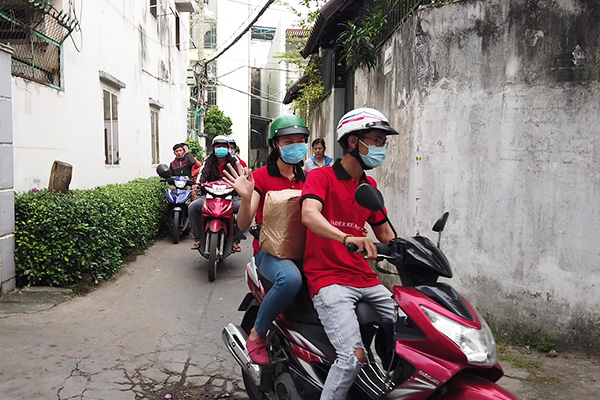 Chuẩn bị quà cho cá bé ở mái ấm Thiên Phước