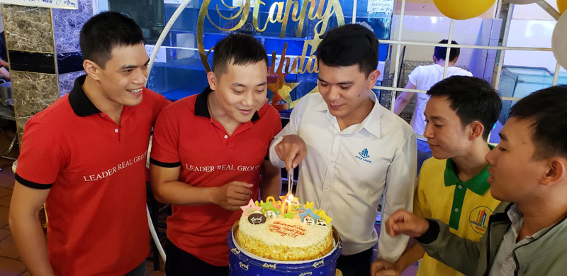 Hoat dong mung sinh nhat nhan vien la hoat dong dinh ky moi thang cua Leaderreal Group