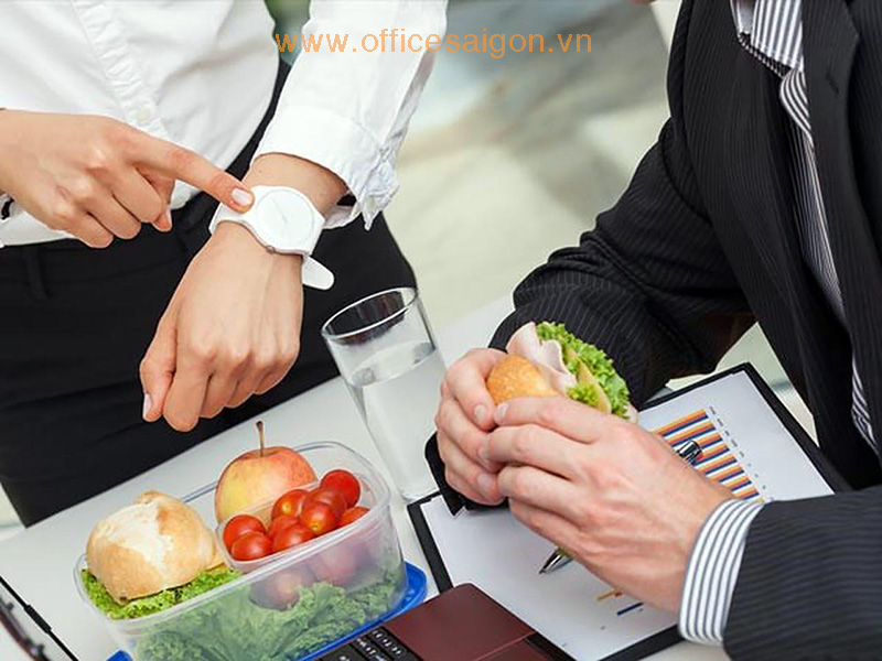 ăn uống đúng giờ giúp hạn chế đau dạ dày