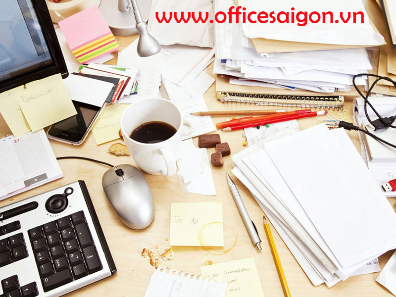 Bàn làm việc bừa bộn