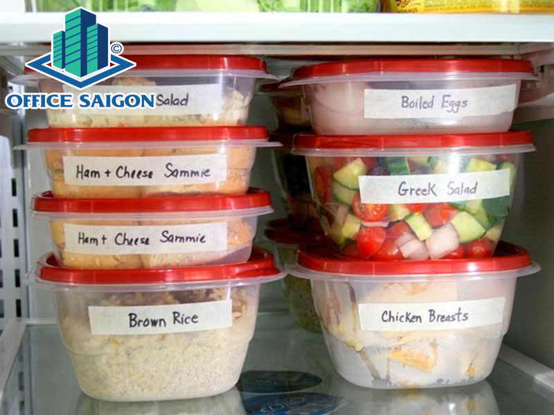 Bảo quản thực phẩm đã qua chế biến trong hộp chuyên dụng.