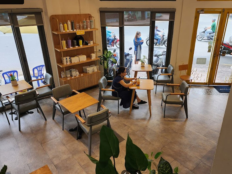 Phía bên trong của quán Cafe bờ kè Early Moring